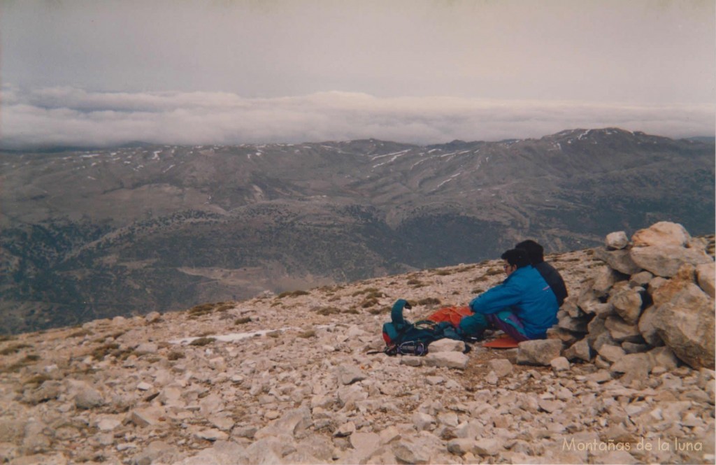 Delante Samuel en la cima de La Sagra, detrás el Guillimona a la derecha y el Gallinero a la izquierda